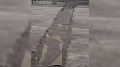 Петропавлда көпірдегі тесікті картонмен жамап қойған