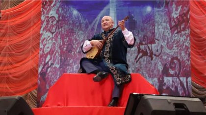 Мэлс Қосымбаев Тәуелсіздікке арнаған толғауын 1 сағат тоқтаусыз жырлады