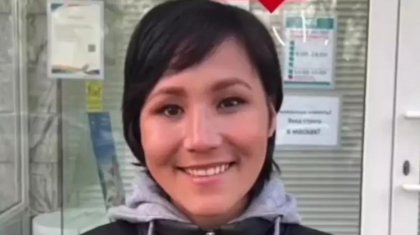 «Халық қолдайды деп ойламаппын»: Үйге жөндеу жұмысын жүргізіп, ән шырқаған ару өзінің қалай танымал болғанын айтты (ВИДЕО)