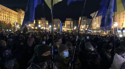 Киевте Зеленскийдің отставкаға кетуін талап еткен наразылық шеруі өршіп тұр