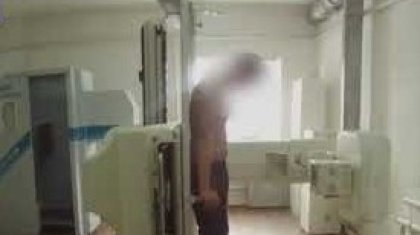 Қарағандыда сотталушы телефонды тік ішегіне тығып, түрмеге алып кірмек болған