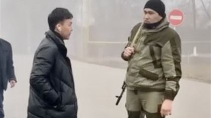 «Дронды атпақ болды»: Әлдебір шенеуніктің үйін әскери емес қарулы адамдар күзетіп жүр