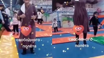 Батутта балаша секірген апа жұртты таңқалдырды