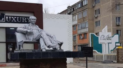 Әуезовтің ескерткіші іш киімдер сататын дүкеннің алдында тұр