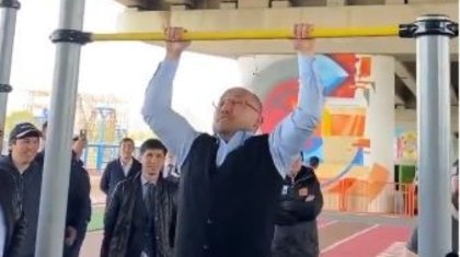 Министр турникке тартылып, күшін көрсетті (ВИДЕО)