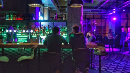 «Бұл - нацизм»: Павлодарда қазақтарды гастро-барға кіргізбей қойған