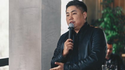 «Ыдыс жуып, әйеліме көмектесе бастадым»: Нұртас Адамбай исламды қабылдағаннан кейін қалай өзгергенін айтты