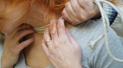 Ақтауда әйелді өз үйінде белгісіз екі адам сыммен тұншықтыруға тырысқан