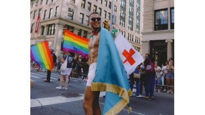 «Көк байрағымызды қорлады»: Қазақ тележүргізуші Нью-Йорктегі гей-парадқа қатысты (ВИДЕО)
