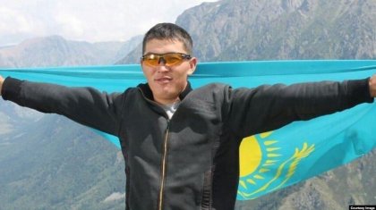 Назарбаевтың ескерткішін қиратқаны үшін үтікпен азапталған белсенді Азамат Батырбаев сотталды