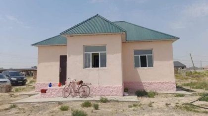 Мектеп түлектері көпбалалы отбасына үй сыйлады