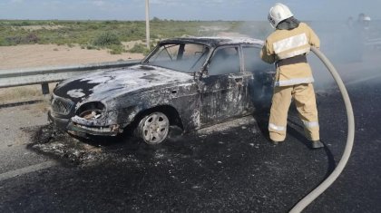 Қызылордадағы жол бойында көлік түгі қалмай өртеніп кетті