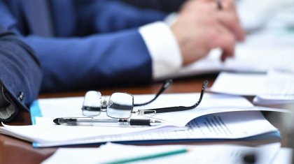 Депутаттар орыс тілінде баяндама жасаған шенеуніктерді тыңдаудан бас тартты