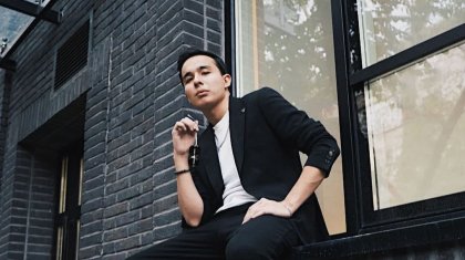 «Аузына маса кіріп кетті»: Әнші Мирас Жүгінісов сахнада ыңғайсыз жағдайға тап болды (ВИДЕО)