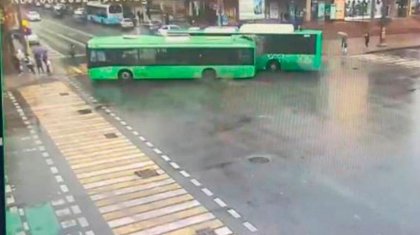 Алматыда автобустардың соқтығысуы: Полиция толық мәлімет таратты