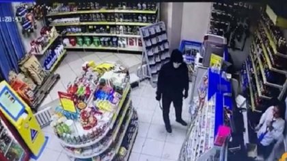 Алматыда екі жігіт жұмысшыларды балтамен қорқытып, жанармай құю бекетін тонаған