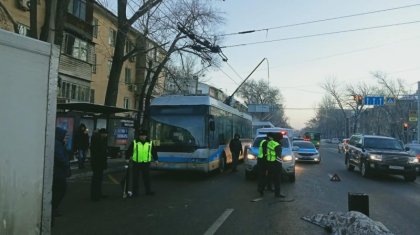Алматыда жол апатынан троллейбус жүргізушісі көз жұмды