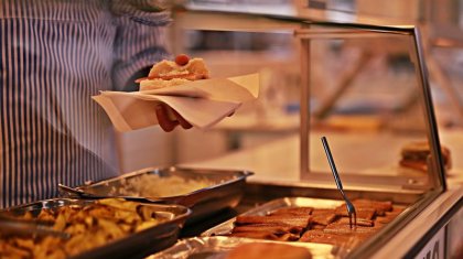 «Балалардың іші ауырады»: Павлодарда ата-аналар мектеп асханасына шағымданды