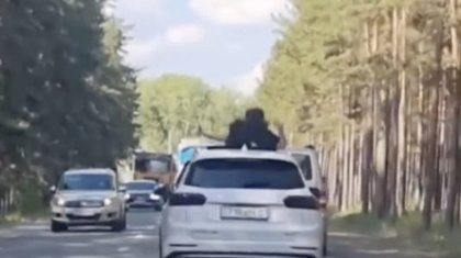 Бурабайда автокөліктің люгінен басын шығарып, видео түсірген қыз жазаланды