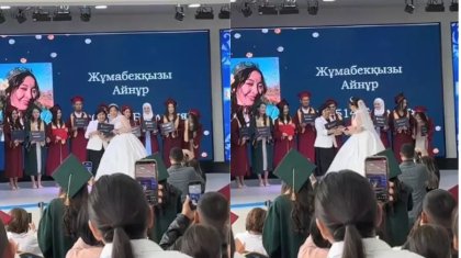«Дипломмен тұрмысқа». Желіде той көйлегімен диплом алған түлектің видеосы тарады (ВИДЕО)