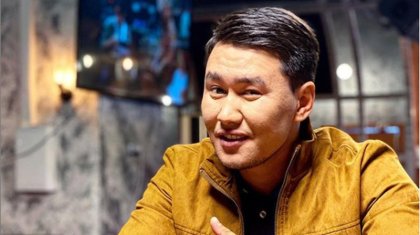 «Әйелдеріміз де ұқсайды»: Жахан Отарғалиев өзінің «егізін» тауып алды (ВИДЕО)
