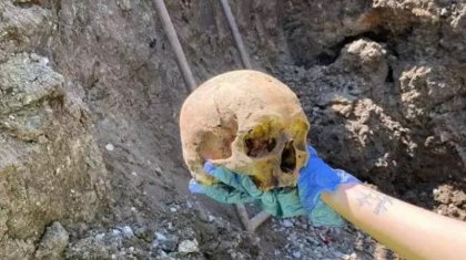 Қостанайда коммуналдық қызметкерлер көшеден адам сүйектерін тауып алған