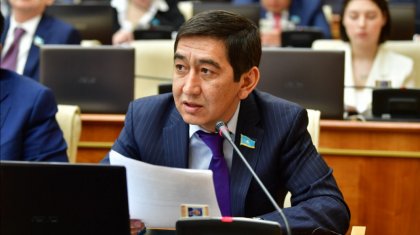 «Өзі билікті сынаған адам»: Айтыскер ақын Ринат Зайытовтың депутаттығы туралы айтты (ВИДЕО)