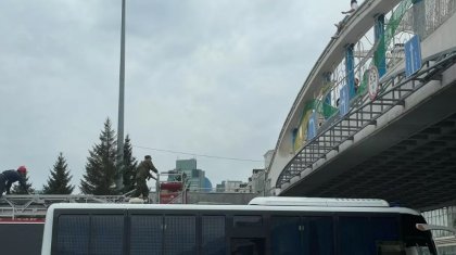 «Балама заңсыз жала жабылды»: Елордада әйел көпірден секірмек болды (ФОТО, ВИДЕО)
