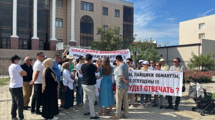 Атырауда пәтер аламыз деп алданған тұрғындар митингіге шықты