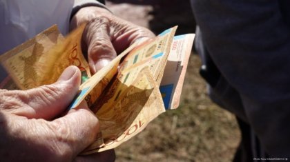 Мәжіліс депутаты ең төменгі жалақы 300 мың теңге болуы керек екенін айтты