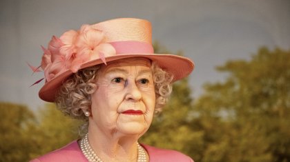 Өмірінде үш-ақ рет шалбар киген, 300 қолшатыры бар патшайым туралы білесіз бе