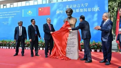 Мемлекет басшысы Бейжіңде Әбу Насыр Әл-Фарабиге қойылған бюстті салтанатты түрде ашты