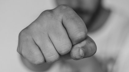 Жұбайына қорлық көрсеткен тұрғын үйіне келген полицейді шәйнекпен ұрған (ВИДЕО)