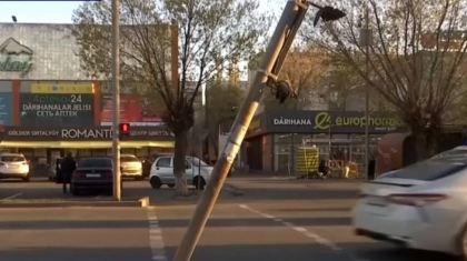 Таразда жүкті келіншектің басына бағдаршам құлаған