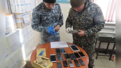 Сотталған азаматтың әйелі колонияға 10 телефон өткізбек болған