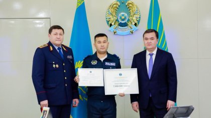 Астанада бірнеше баланы 9-қабаттың терезесінен құтқарып қалған учаскелік инспектор үздік атанды
