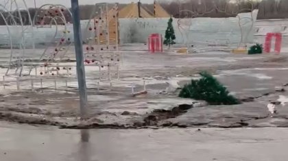 53 млн теңге желге ұшты: Павлодарда салынған мұз қалашық еріп кетті