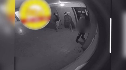 Өскеменде жасөспірім үйдің кіреберісіне дәрет сындырған (ВИДЕО)