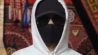 Қара бетперде киіп, қайырымдылықпен айналысып жүрген жігіттің кім екені белгілі болды