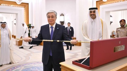 Тоқаевқа Қатар мемлекетінің негізін қалаған шейхтің қылышы табысталды