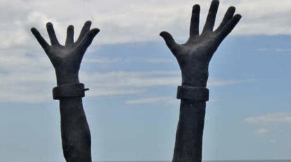 Жезқазған тұрғыны асырап алған балаларын "құлдыққа" салған