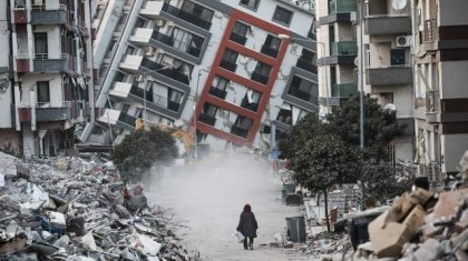 Түркияда жер сілкінісі кезінде құлаған үйді салған мердігер 18 жылға сотталды