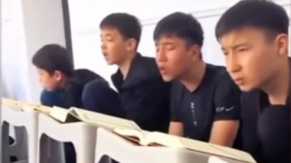 «Гипноз күйінде»: Психолог құран жаттап отырған балаларға қатысты пікір білдірді