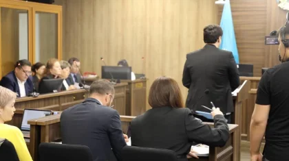 Бишімбаев соты: Куәгерлер алқаби мен заңгерлерге арқасын беріп, жүзін көрсетпей тұрған