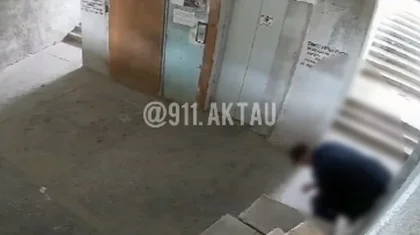 Ақтауда подъезде дәрет сындырған зейнеткер видеоға түсіп қалды