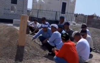 «Өшір ананы»: мазар топырағына саусағын тығып, сүре оқып жатқандардың видеосы тарады