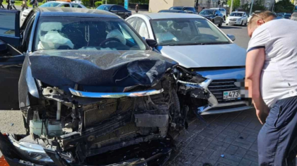 «6250 теңге»: Жол апатына түскен депутат Яндекс такси берген өтемақыға шағымданды