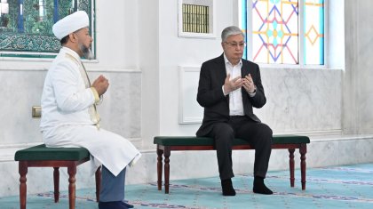 Президент Әзірет Сұлтан мешітіне барды (ВИДЕО)