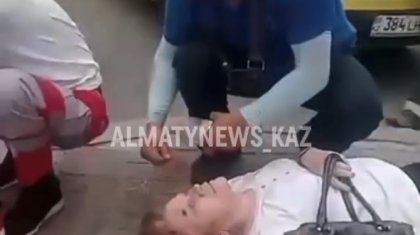 Алматыда автобустың астында қалып қойған әйелдің шығарылып жатқан видеосы тарады