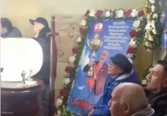 Чили жанкүйерлері марқұмды ақтық сапарға шығарып салу рәсімінде футбол көріп отырған (ВИДЕО)